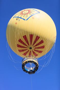 November 8, 2015, Escondido, California: Yellow hot air balloon over the San Diego Safari Park Zoo in California. For editorial use only.