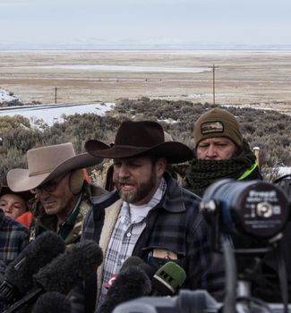 USA, Burns: [FILES] Ammon Bundy (center) speaks to the press alongside now-deceased LaVoy Finicum (left, wearing earmuffs) as they and their armed militiamen continue their occupation of a federal building at the Malheur National Wildlife Refuge near Burns, Oregon on January 4, 2016.In the evening of January 26, 2016, Finicum was shot and killed, with Bundy and seven others arrested after police pulled their car over on Highway 395. Ammon Bundy's brother, Ryan Bundy, was also injured.