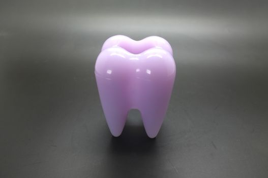 Human tooth model with hole