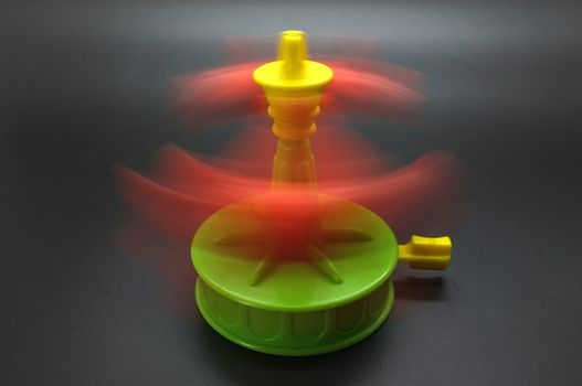 Amusement spinning toy with motion blur