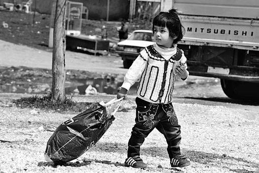 many children returning into Konbane with their parents. 3.4.2015, Kobane, Syria