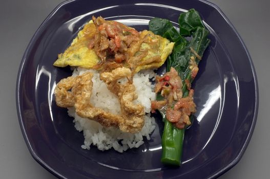 Boiled rice with Shrimp paste chili sauce with green vegetable and crispy pork, Thai food