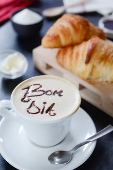 Cappuccino decorato e croissant