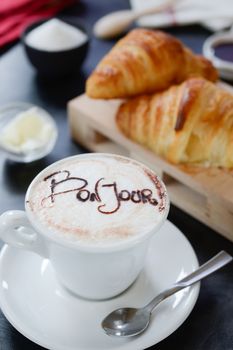 Cappuccino decorato e croissant