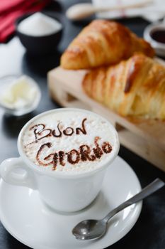 Cappuccino decorato e croissant