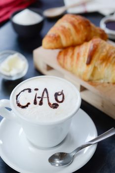 Cappuccino decorato e croissant