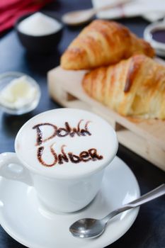 Cappuccino decorato e croissant