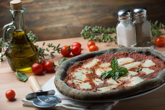 Pizza al carbone vegetale attivo vista dall'alto