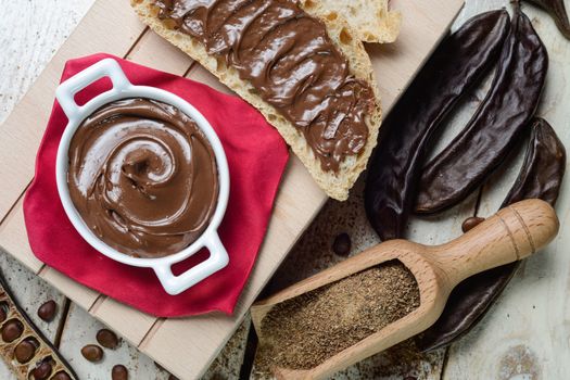 Composizione di crema al cioccolato di carruba