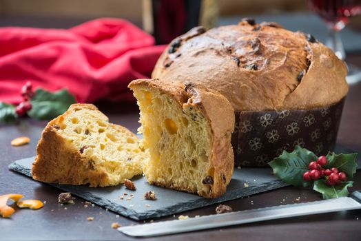 Panettone classico Milano, composizione still life in contesto natalizio