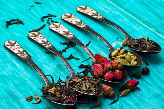 five varieties of loose tea tea spoons