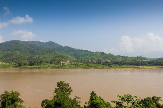 mekong River border between thailand and laos