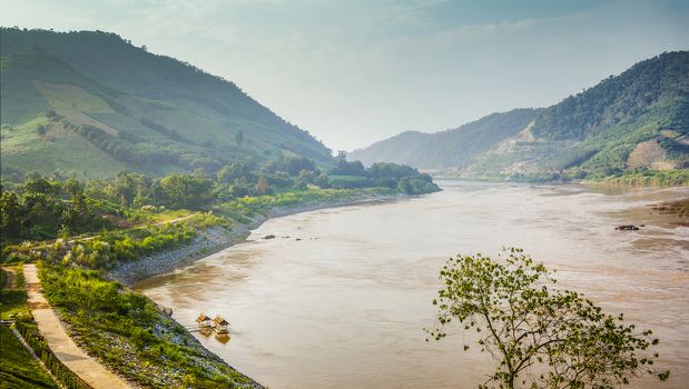 mekong River border between thailand and laos