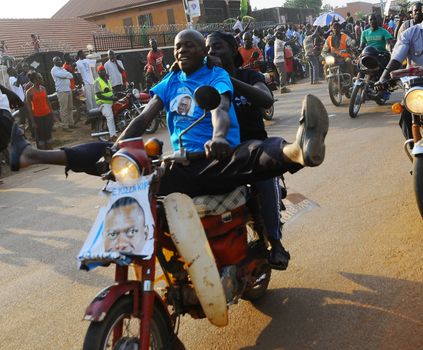 UGANDA, Entebbe: Kizza Besigye, Supporters of Kizza Besigye, Uganda's leading opposition leader and presidential candidate, show support during an election rally in Entebbe, Uganda, on February 11, 2016. Besigye will challenge incumbent President Yoweri Museveni for the fourth time when voters go to the polls on February 18, 2016.