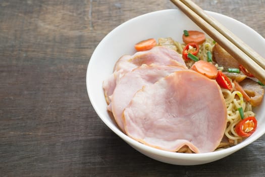 chinese noodle with ham and vegetables
