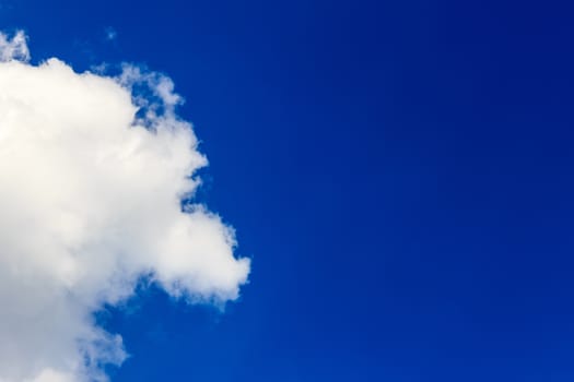 Clear sky and cloud in the sunny day.