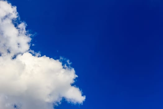 Clear sky and cloud in the sunny day.