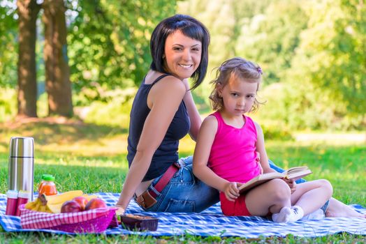 picnic in the park mother and daughter