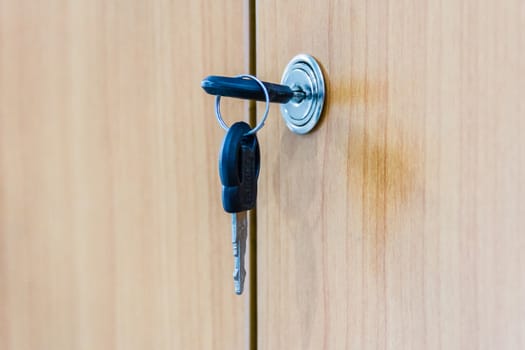 Key cabinet, is equipped to unlock a locked locker.