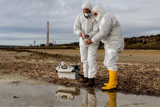 Experts analyze the water in a contaminated environment.