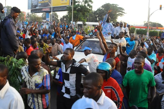 UGANDA, Kampala : Ugandan presidential candidate and Opposition leader Kizza Besigye waves to supporters during his last electoral rally in Nakawa district in Kampala, on February 16, 2016. Ugandan President Yoweri Museveni is facing his hardest battle to remain President of the East African country, Uganda, in the forth coming presidential elections on February 18, 2016, as polls showing his main rival Kizza Besigye and former Prime Minister Amama Mbabazi gaining increased public support. 