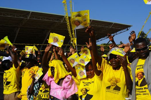  UGANDA, Kampala : Supporters of Uganda's incumbent leader and presidential candidate Yoweri Museveni cheer him during his last electoral rally at Kololo Airstrip in Kampala on February 16, 2016.Uganda's presidential contenders held their final campaign rallies on February 16, a day after opposition supporters clashed with police leaving at least one person dead. Museveni and his ruling National Resistance Movement (NRM) party is widely predicted to win a fifth term in power in polls, and warned at a rally against voting for his rivals. 
