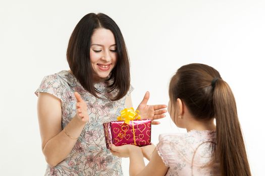 the daughter gives to mother a gift