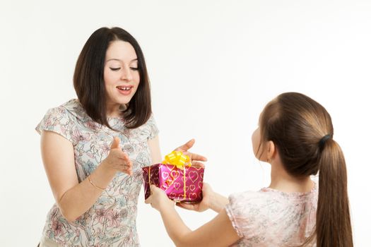 the daughter gives to mother a gift