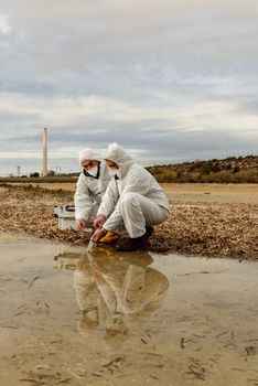 Experts analyze the water in a contaminated environment.