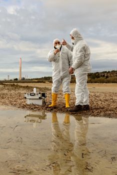 Experts analyze the water in a contaminated environment.