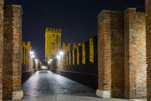 THe medieval bridge of Castelvecchio, one of the symbols of Verona, seen at night.