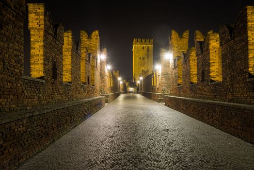 THe medieval bridge of Castelvecchio, one of the symbols of Verona, seen at night.