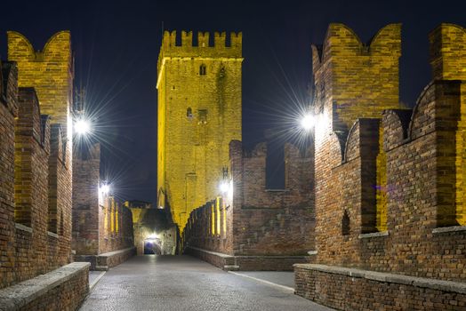 THe medieval bridge of Castelvecchio, one of the symbols of Verona, seen at night.