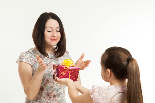 the daughter gives to mother a gift