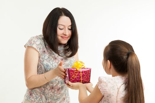 the daughter gives to mother a gift