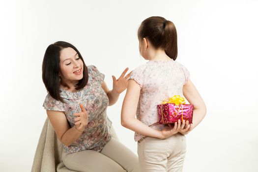 the daughter gives to mother a gift