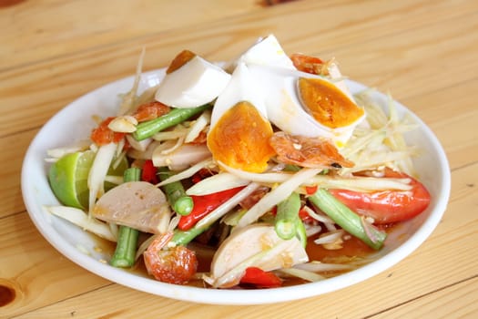 Spicy papaya salad with egg