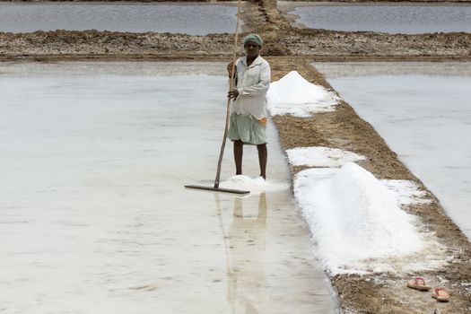 Agricultur wokers in salt field, India Tamil Nadu Pondicherry aera.