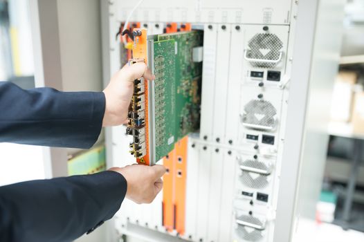 Fix network switch in data center room .