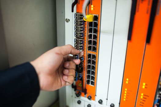 Fix network switch in data center room .