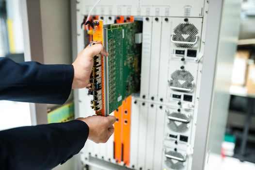 Fix network switch in data center room .