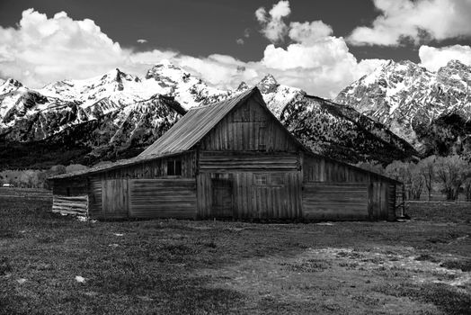 The Moulton Barn and the Teton Mountain Range in Grand Teton National Park, Wyoming.