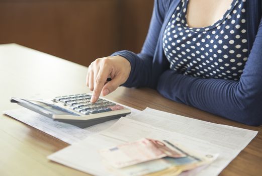Women are calculating calculator to determine the cost to the invoice.