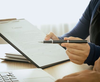 Staff recommended the benefits of insurance coverage and invite customers to sign a contract.