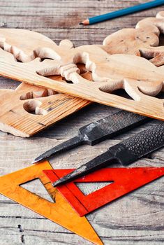 Manually sawn figured wood products and files for wood processing