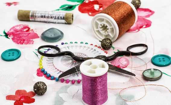 Set of accessories for sewing threads and buttons