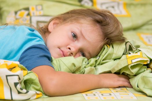 The girl woke up lying on the bed with his eyes open