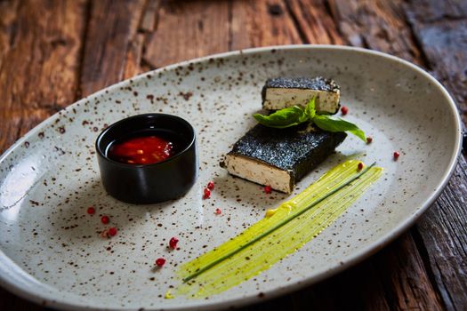 Tofu fried in nori. Served with sauce. Vegetarian food