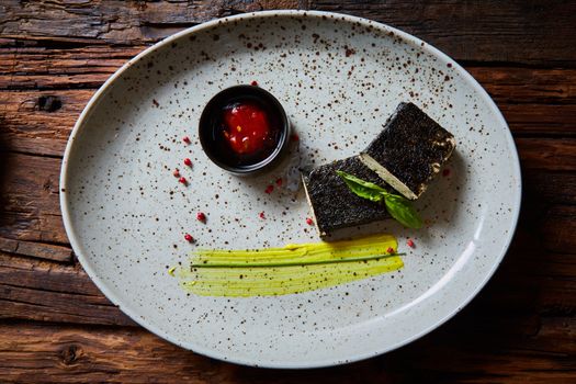 Tofu fried in nori. Served with sauce. Vegetarian food