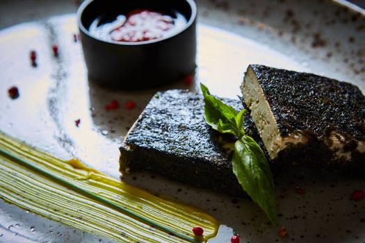 Tofu fried in nori. Served with sauce. Vegetarian food